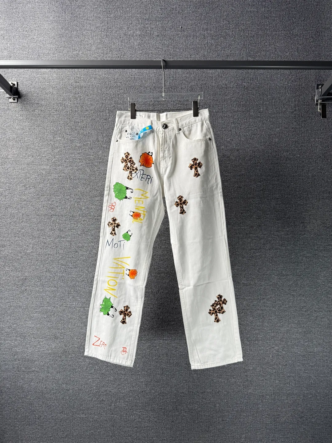 P240 💰 (Top version) Chrome Hearts/Chrome Hearts Classic white hand-painted monster cow series colorful leather cross washed color fabric unisex denim trousers Vibe style straight stacked god-level version Carbon fine bias denim color cloth Old vintage full set of hardware - Chrome Hearts white cow series The high version uses high-ounce custom fabrics, fermentation washing and soft color fixation, soft and thick to wear, the details are all made by hand-polished craftsmanship, all-over printed jacquard fabric Unique design style. Through multiple processes to create a full retro feel. Unique niche non-contrast shirt. Customized distressed spray-painted buttons. Craftsmanship in every detail. Color: white hand-painted monster. Size: 28-30-32-34 (corresponding to S-M-L-XL)